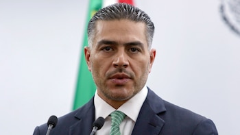 Harfuch explica por qué no se detuvo a Rocha Moya tras comparecer en la FGR pese a tener ficha roja de la Interpol