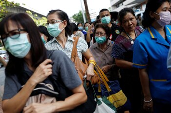 La gente hace cola para