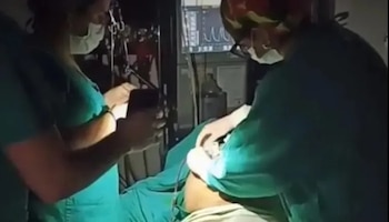 Una de las dos intervenciones en el Hospital Zonal de Esquel en la cual se iluminaron con las linternas de los teléfonos celulares