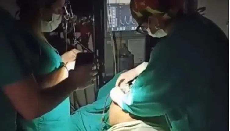 Una de las dos intervenciones en el Hospital Zonal de Esquel en la cual se iluminaron con las linternas de los teléfonos celulares (Hospital Zonal de Esquel)