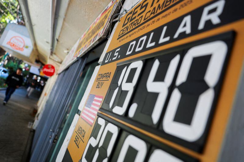 El peso mexicano podría depreciarse ante el dólar, generando que los inversionistas internacionales redirigieran su capital hacia activos más seguros, reduciendo el flujo de inversión hacia “economías emergentes como la mexicana”, así calificada por Claudia Sheinbaum. REUTERS/Raquel Cunha