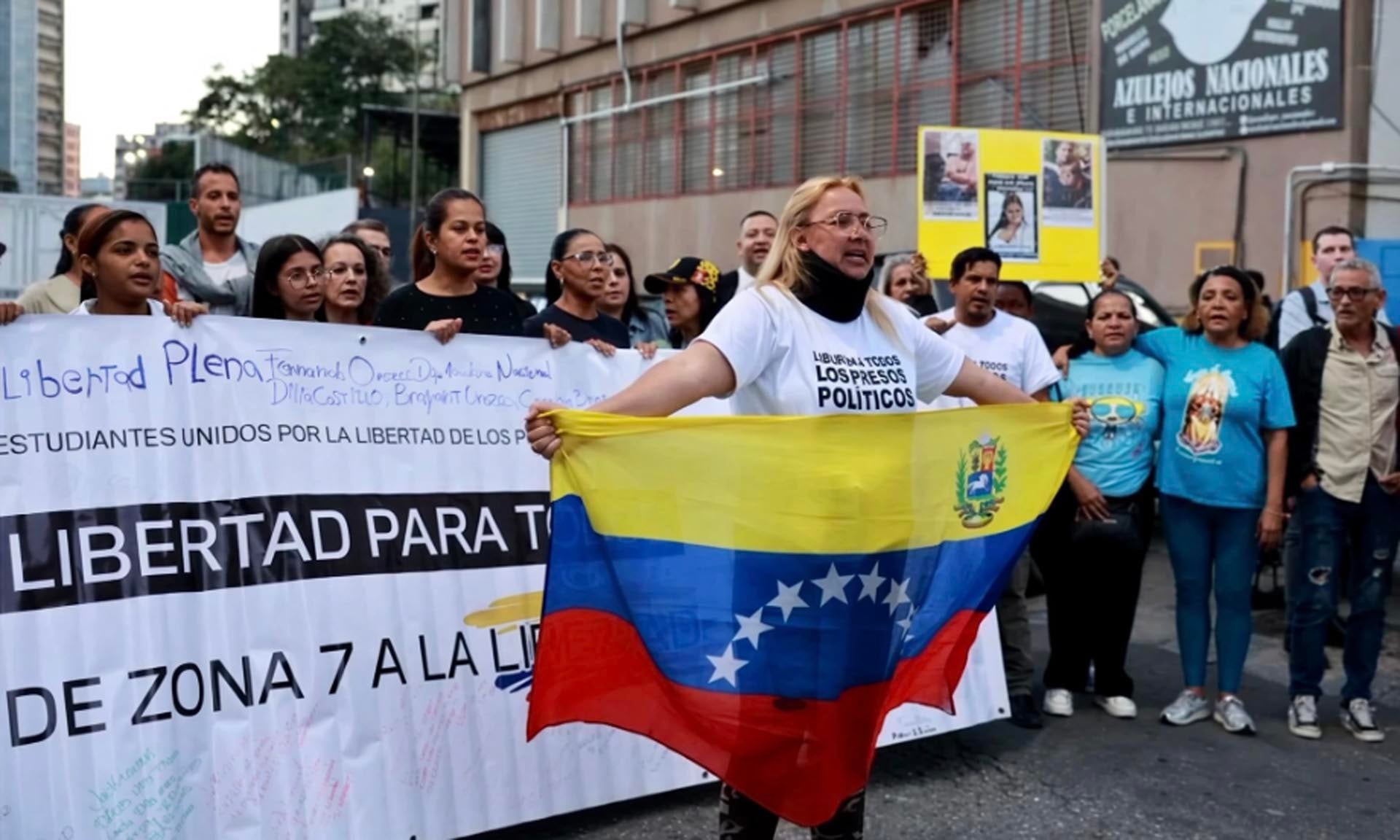 Familiares de presos políticos han debido apostarse frente a pos centros como El Helicoide, Rodeo I, Fuerte Guaicaipuro y otros reclamando libertad para sus seres queridos