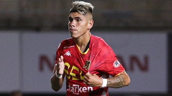 Carlos Palacios con la camiseta