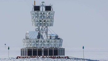 El Polo Sur ofrece algo muy difícil de encontrar en otro lugar: un volumen inmenso de hielo profundo, relativamente transparente y oscuro, que puede utilizarse como parte del detector. La estación Amundsen-Scott permite desarrollar y sostener las operaciones, pero las condiciones son extremas (Foto: Chris Danals)