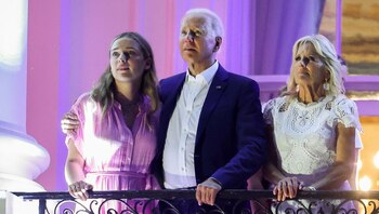 Joe Biden, flanqueado por su