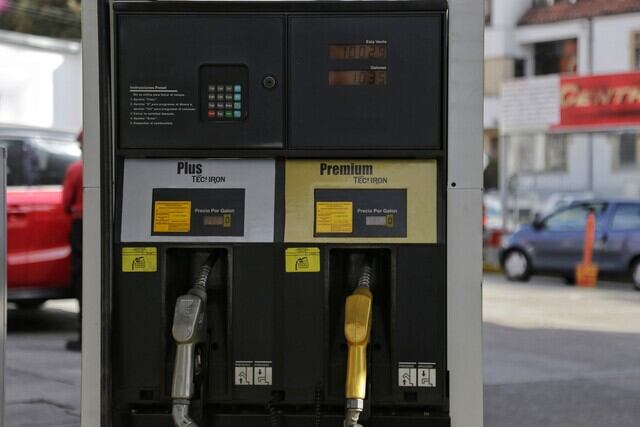 Los consumidores de gasolina en Colombia financian el subsidio del diésel mediante un sobreprecio de $2.500 por galón, según expertos del sector - crédito Colprensa