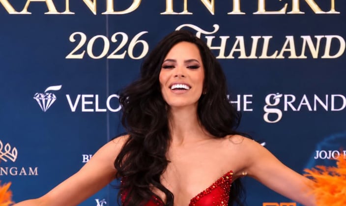 Con plumas, movimiento y el inconfundible ritmo caribeño, Miss Grand Cuba transformó el escenario asiático en una verdadera fiesta cubana (Cortesía: Alyanni T).
