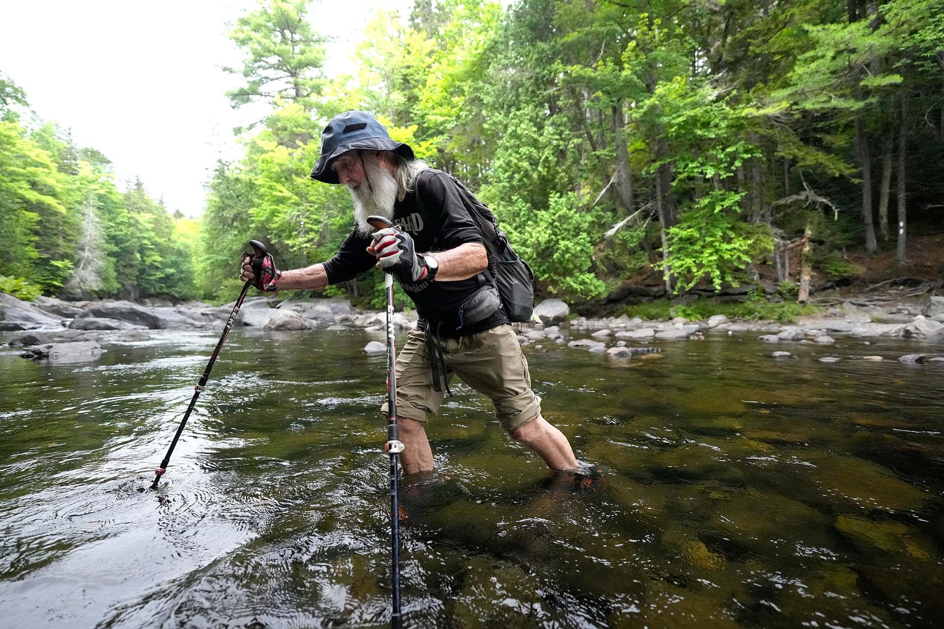 La historia de Dale Sanders en el Sendero de los Apalaches amplió un perfil de resistencia que ya incluía el récord de mayor edad en recorrer en kayak el río Mississippi. (AP Photo/Robert F. Bukaty)
