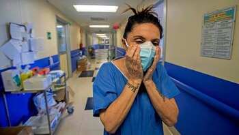 Personal médico con dos mascarillas