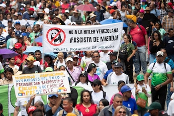 Simpatizantes del Gobierno del presidente de Venezuela, Nicolás Maduro, participan en una marcha de apoyo a la 'Ley contra el odio y el fascismo' este 22 de agosto de 2024, en Caracas (Venezuela). EFE/ Ronald Peña R.