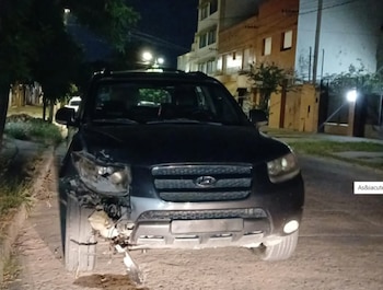 Un SUV oscuro con la