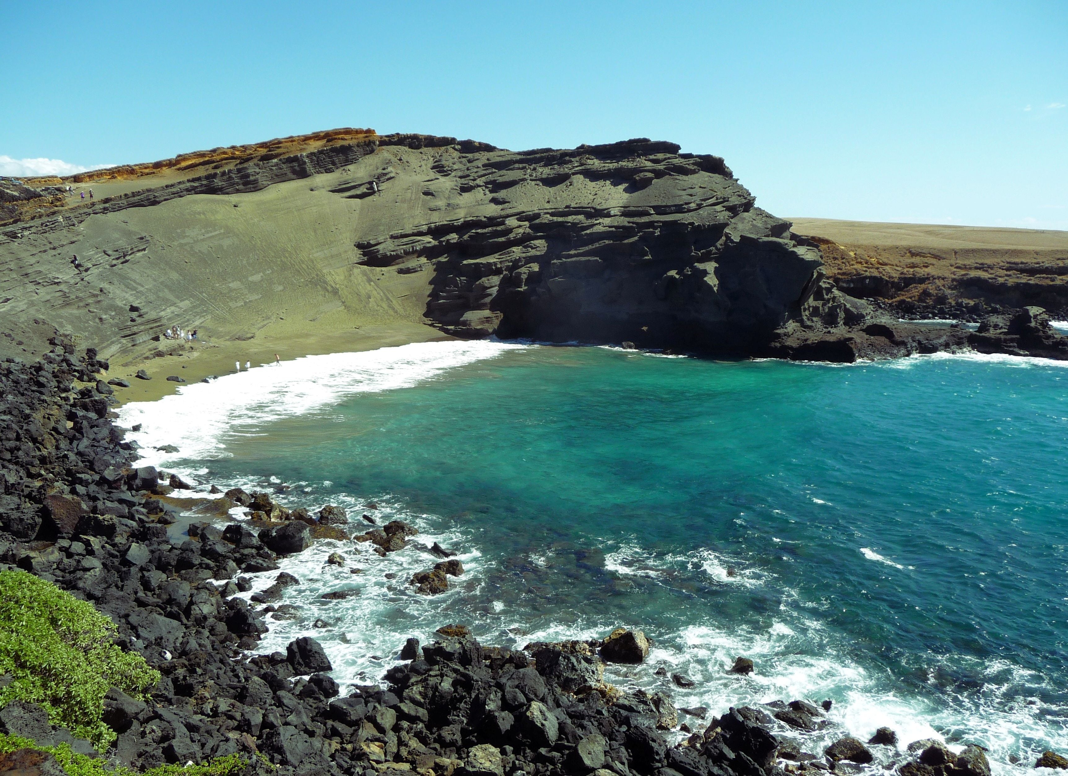 Papakolea, en el extremo sur de Hawái, exige una caminata de alrededor de cinco kilómetros para llegar a la playa (REUTERS)
