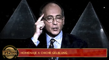 Chiche Gelblung con gafas y traje frente a un fondo oscuro, con un zócalo televisivo de los Premios Martín Fierro de Radio