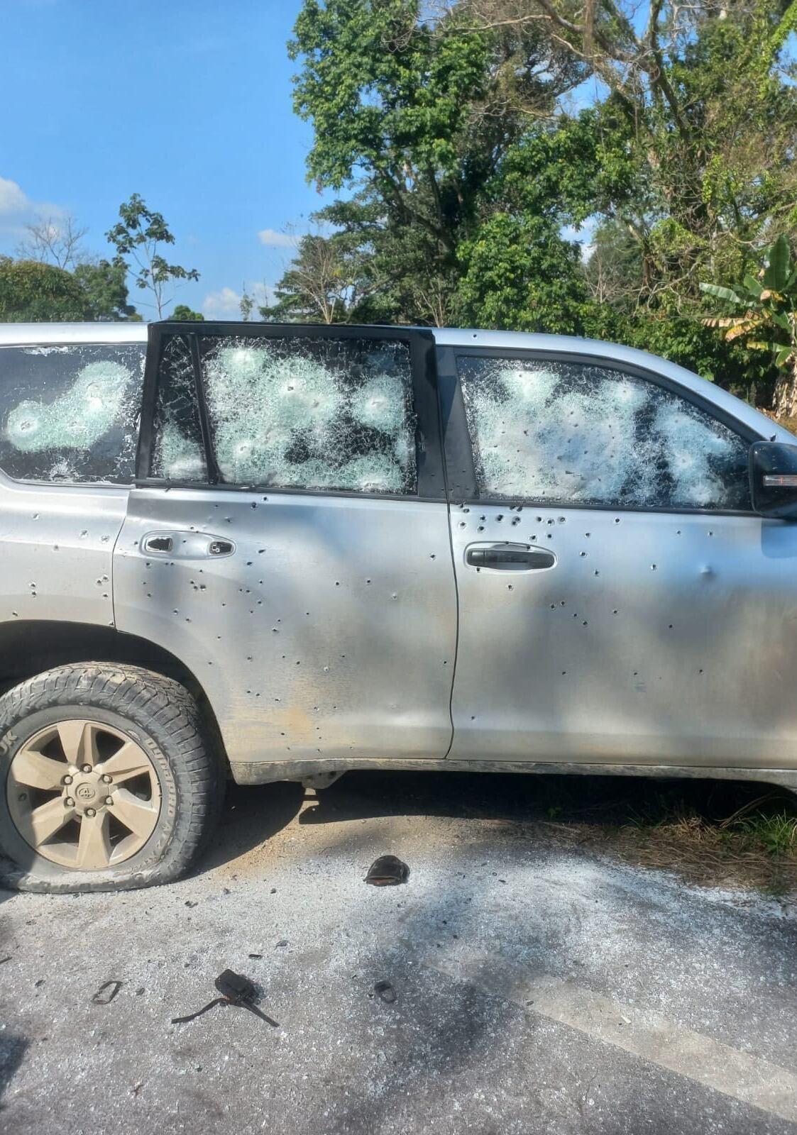 Así quedó la camioneta asignada al senador Jairo Castellanos, tras el atentado del jueves 5 de febrero en la vía entre Fortul y Tame, en Arauca, en el que murieron dos de sus escoltas - crédito suministradas a Infobae Colombia