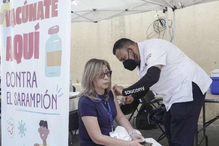 En los centros de salud y módulos móviles instalados en zonas estratégicas, se aplican vacunas y refuerzos a todas las personas que lo requieran (Foto: Cuartoscuro)