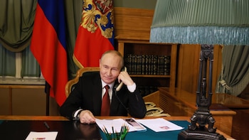 Putin traslada a Trump su disposición a reunirse con Zelenski, pero en Moscú
