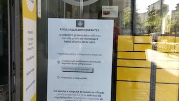 Stevens, Esteban y Betty presentan sus solicitudes de regularización en Logroño esperanzados de "tener una vida mejor"