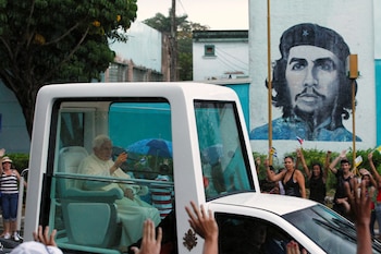 El recorrido de Benedicto XVI por las calles de La Habana en 2012 (REUTERS/Jorge Silva)