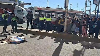 Tragedia en Juliaca en vísperas del Día de la Madre: niño murió tras caer de colectivo donde trabajaba su madre como cobradora