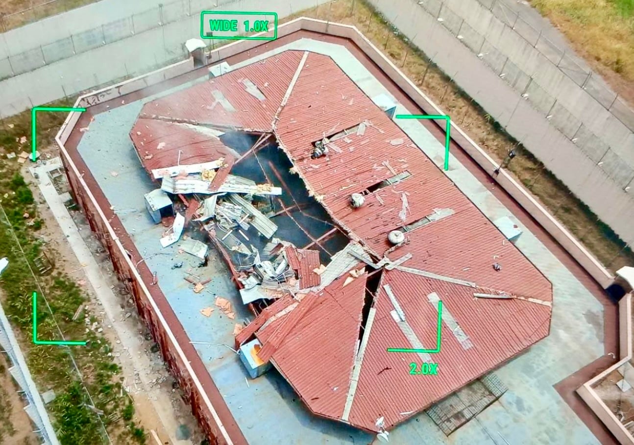 Vista del techo de la cárcel de máxima seguridad La Roca luego de que la policía frustrara el intento de que explosivos ingresaran a la prisión en 2023.