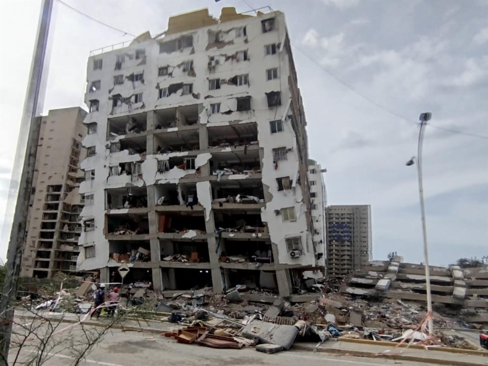 Más de 2.300 personas murieron y más de 5.000 resultaron heridas por el sismo, según datos oficiales