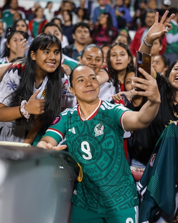 La jugadora mexicana afirma que el futbol mexicano no dimensionó de manera suficiente sus logros a lo largo de los años. (X/ @CharlynCorral)