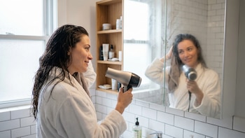 Los errores que cometes con tu cabello que te hacen tener frizz