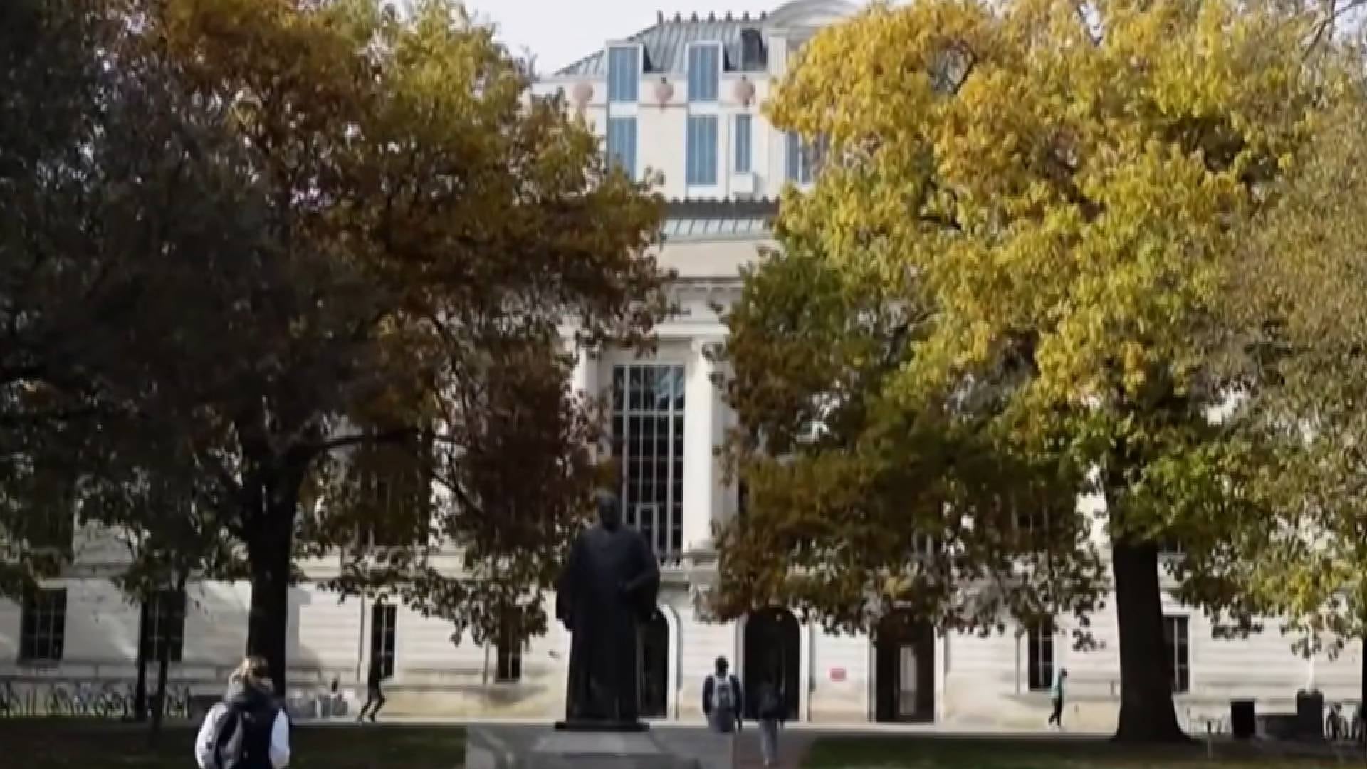 Más de 500 personas demandaron a la Universidad Estatal de Ohio desde 2018 por presunta indiferencia deliberada ante los abusos sexuales de Richard Strauss (NBC News )