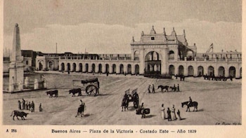Tierra de todas las provincias, cenizas de Azucena Villaflor y estatuas recuperadas: la historia de la Pirámide de Mayo