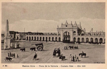 La plaza de la Victoria, por 1829. La recova y la pirámde, con su enrejado y el globo en su cúspide