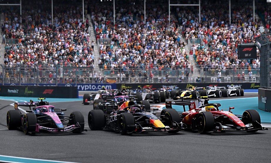 Franco Colapinto peleando con Max Verstappen y Lewis Hamilton en Miami. Uno de sus puntos más altos en la temporada (@AlpineF1Team)