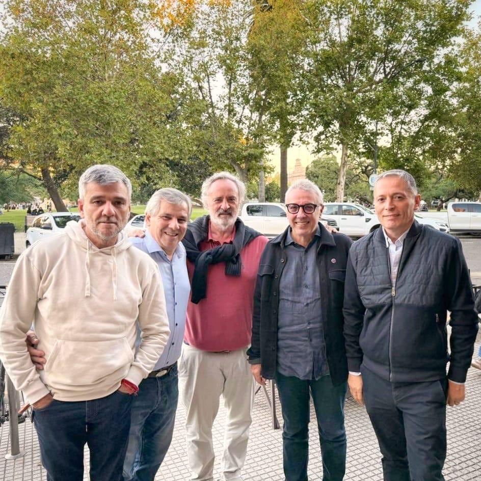 Gray, junto a Juanchi Zabaleta, Julio Zamora, intendentes y ex jefes comunales del conurbano que formaron un frente independiente de La Cámpora y el Movimiento Derecho al Futuro