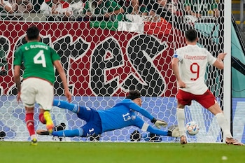 El portero Guillermo Ochoa se