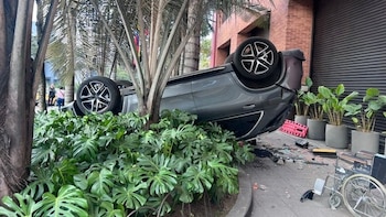 Vehículo que cayó del segundo piso de un parqueadero en Club El Nogal causó alarma en Chapinero : esto es lo que sabe