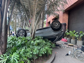 El accidente, ocurrido en la carrera 7 con calle 78, provocó el volcamiento de una camioneta y un fuerte estruendo en la zona - crédito Secretaría de Movilidad