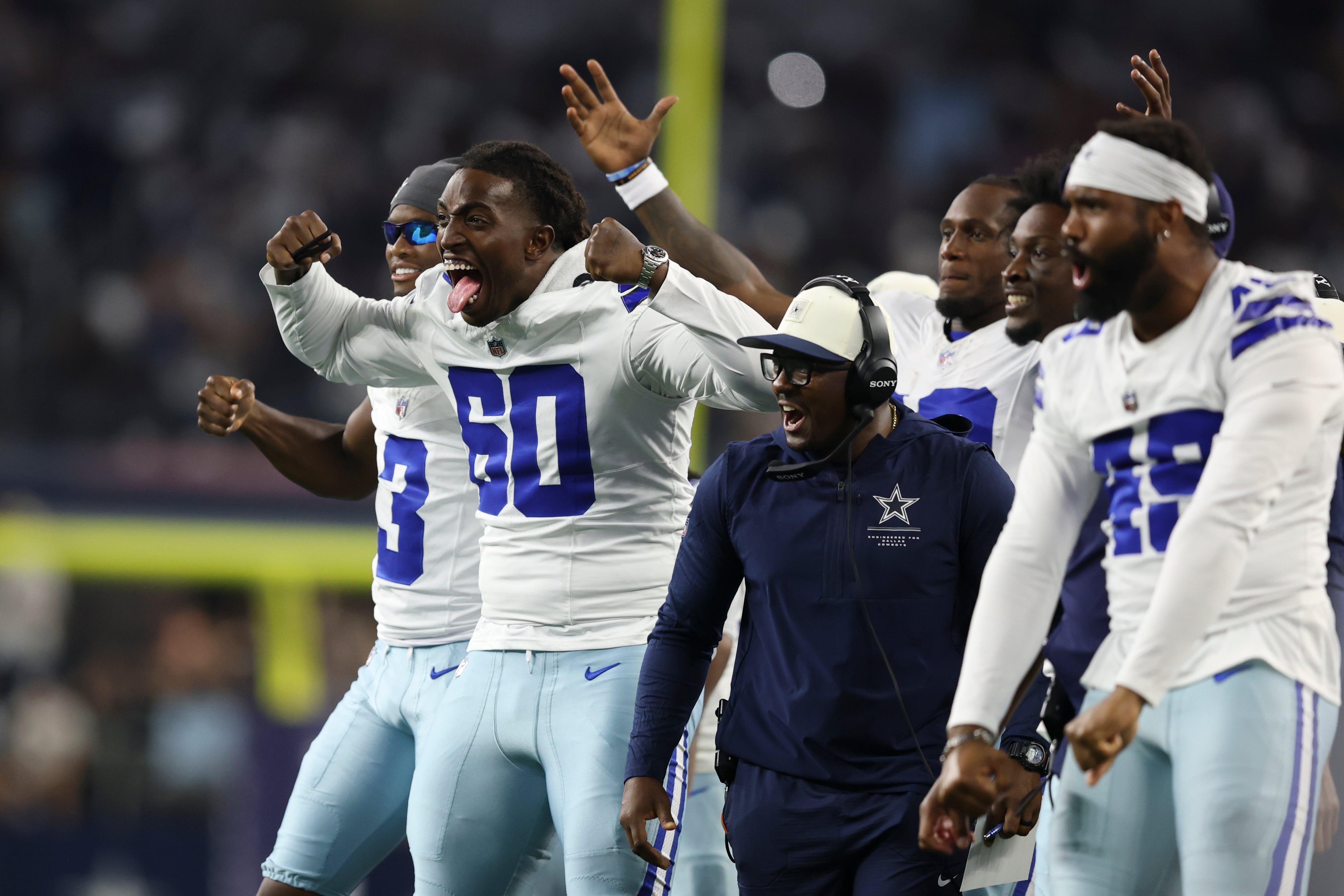 Tyler Guyton (60), tackle defensivo de los Cowboys de Dallas, festeja durante el partido de pretemporada ante los Saints de Nueva Orleáns, el viernes 28 de agosto de 2026 (AP Foto/Gareth Patterson)