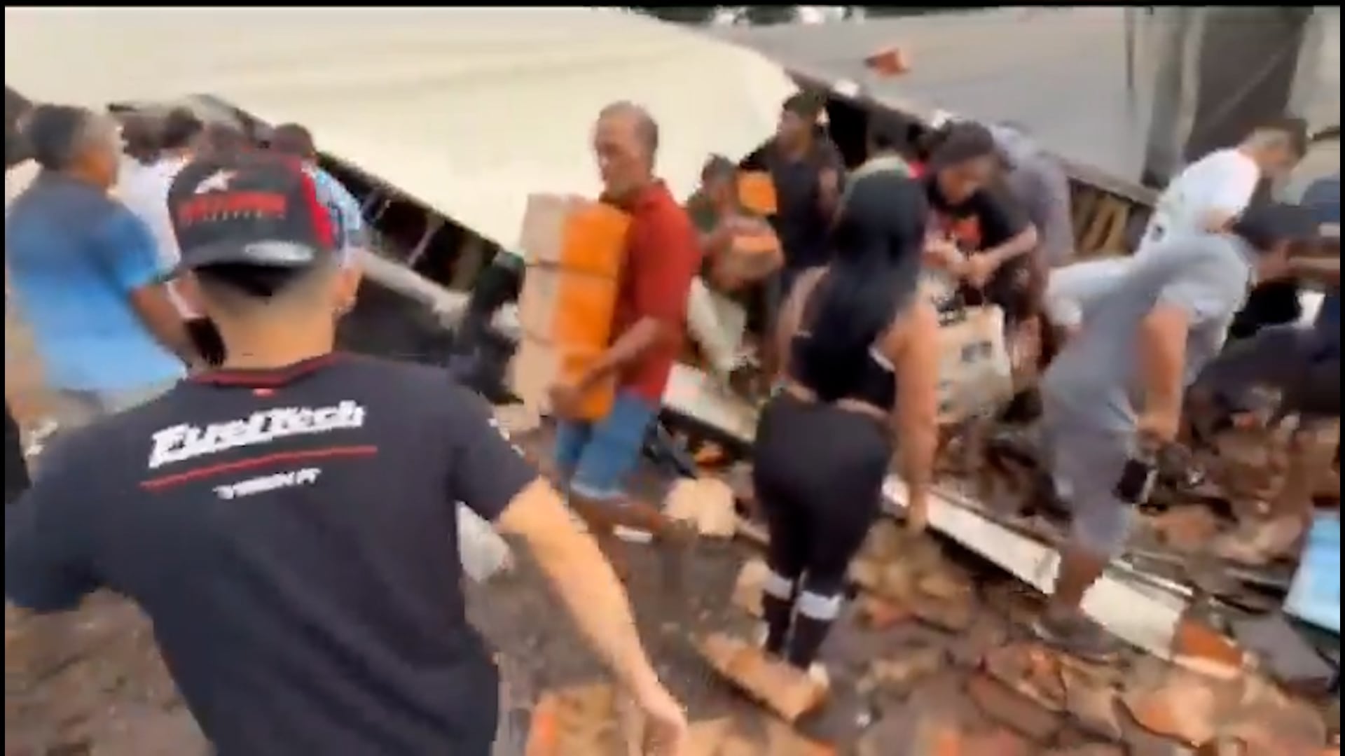 La multitud se lleva la mercadería de un camión volcado en Mendoza, generando caos en el lugar. Un hombre se lleva más de tres cajas