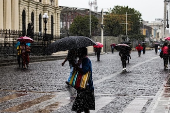 El Ministerio de Medio Ambiente de El Salvador emite alerta por riesgo elevado de inundaciones urbanas y deslizamientos en todo el país. (Cortesía: Secretaría de Prensa)