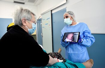 Una paciente con coronavirus saluda