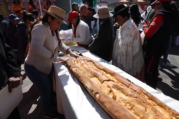 Ciudadanos paceños participan durante el