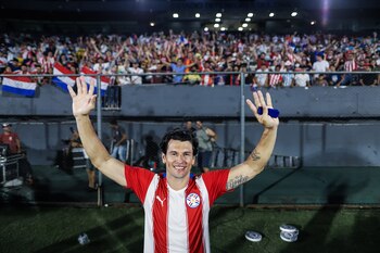 Nelson Haedo Valdez se despide del público este sábado en el Estadio Defensores del Chaco de Asunción (Paraguay). EFE/Nathalia Aguilar