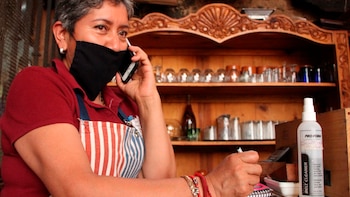 Como el cupo de los locales es limitado muchas de las ventas se siguen haciendo a domicilio (Foto: Cuartoscuro)