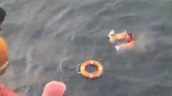 Impactante rescate: un marinero cayó de un barco, estuvo diez minutos flotando en el agua helada y lo salvaron