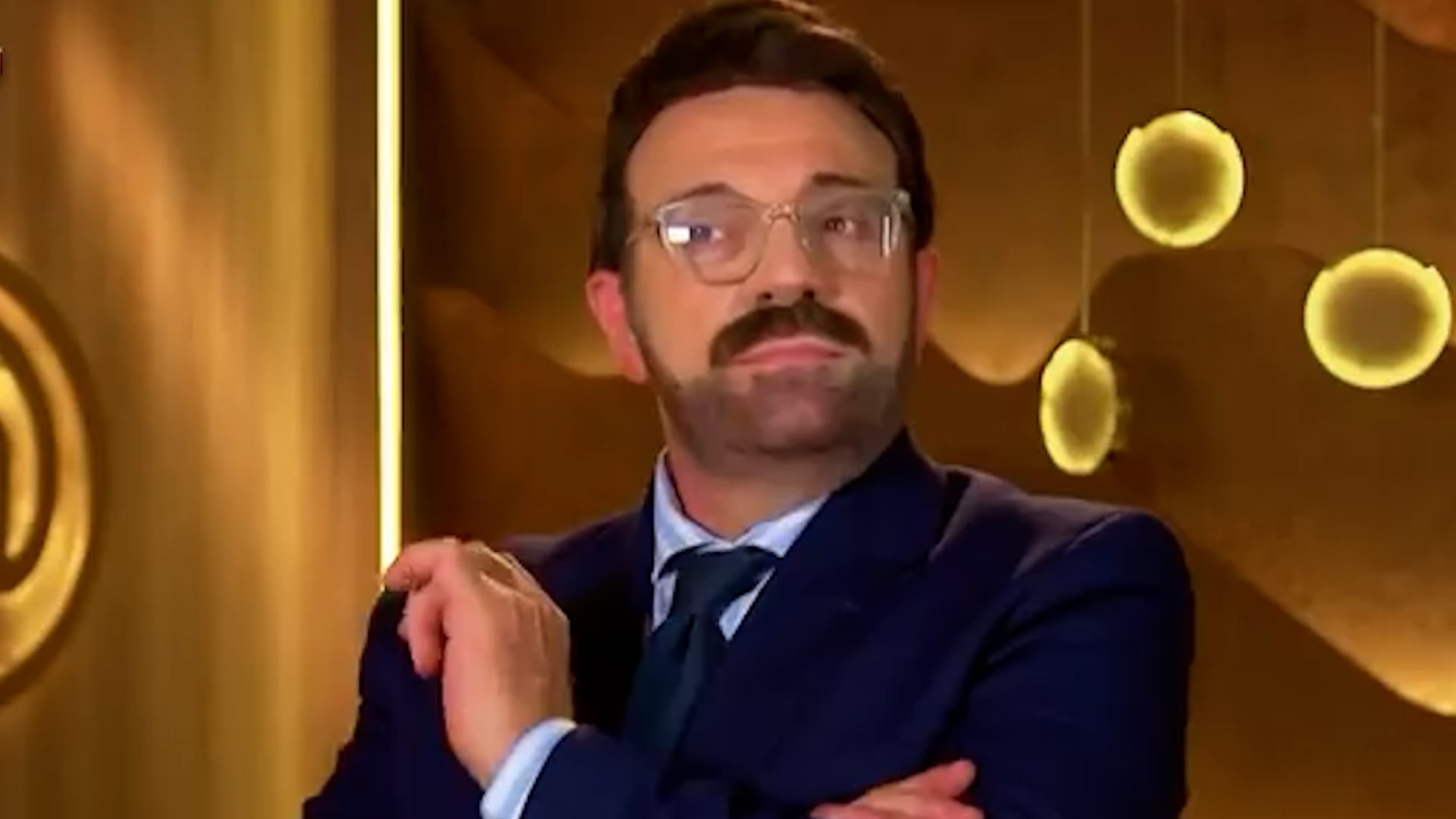 Con peinado, traje y corbata estampada, Campi imitó a Betular frente al jurado del certamen