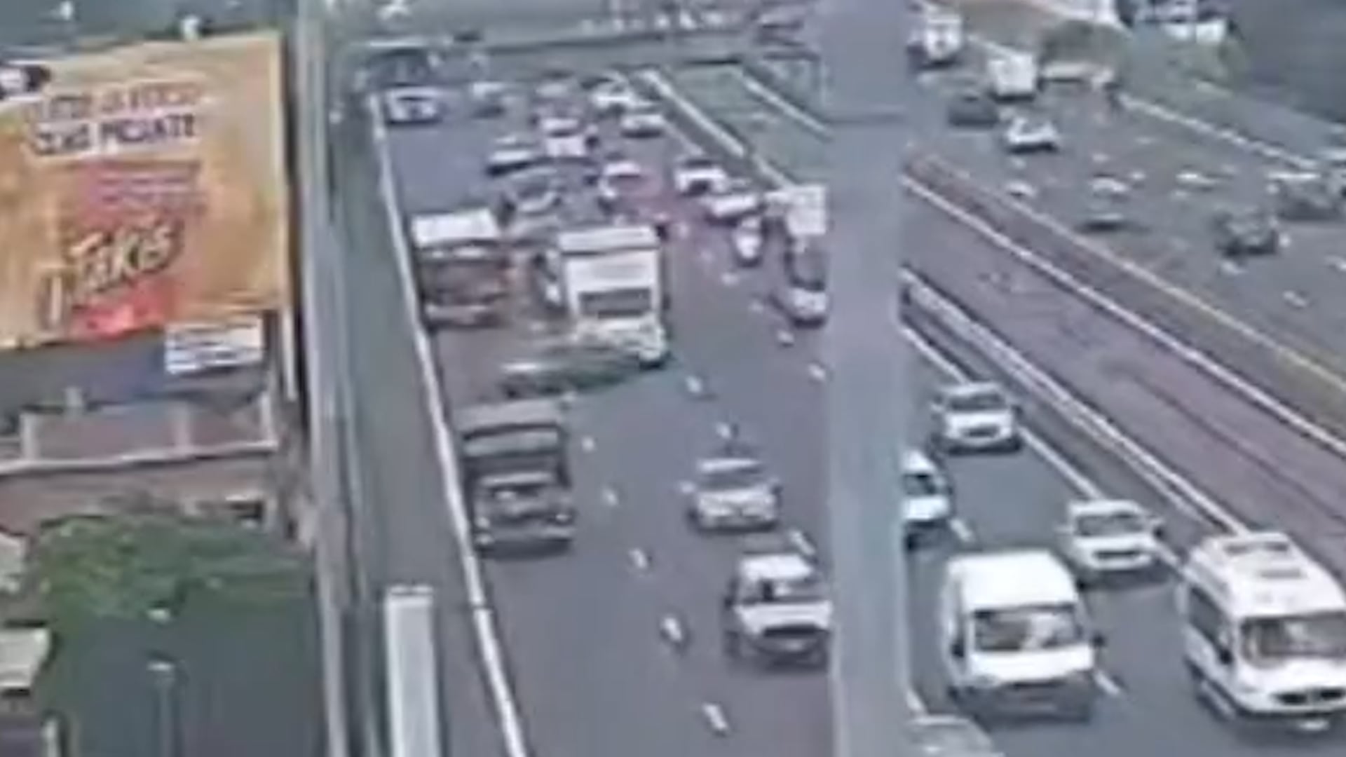 El tránsito en la Autopista 25 de Mayo permaneció restringido durante el operativo de rescate y atención de heridos tras el choque