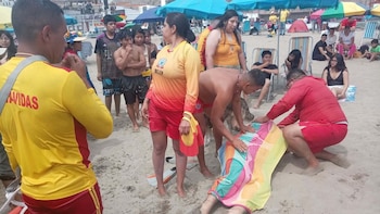 Rescate en playa Miraflores por