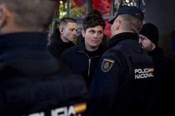 Vito Quiles frente a un agente de la Policía Nacional (Europa Press)