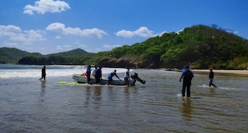 Equipos de rescate, pescadores y familiares recorrieron por varias horas las costas de Playa Majagual en San Juan del Sur tras la desaparición de los menores (Cortesía Rodriguez Joaco).