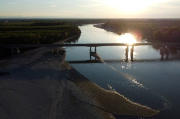 El sol se pone sobre