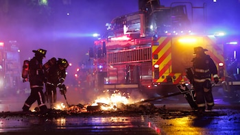 Bomberos intentan sofocar un incendio